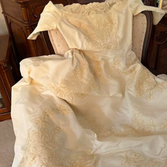 Vintage 1960's Wedding Gown - Picture 5 of 16